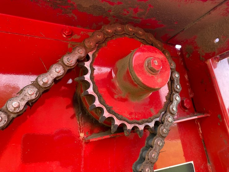 new-holand-7050-4x4-rd-baler-image-18