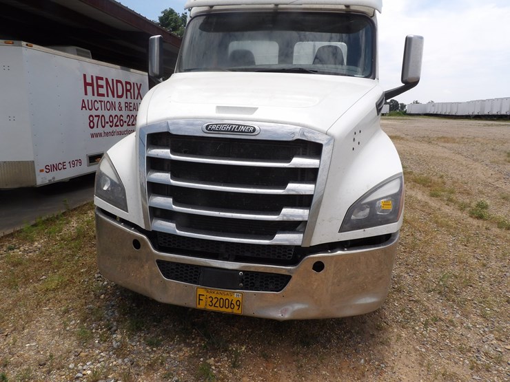 2019-freightliner-cascadia-126-image-3