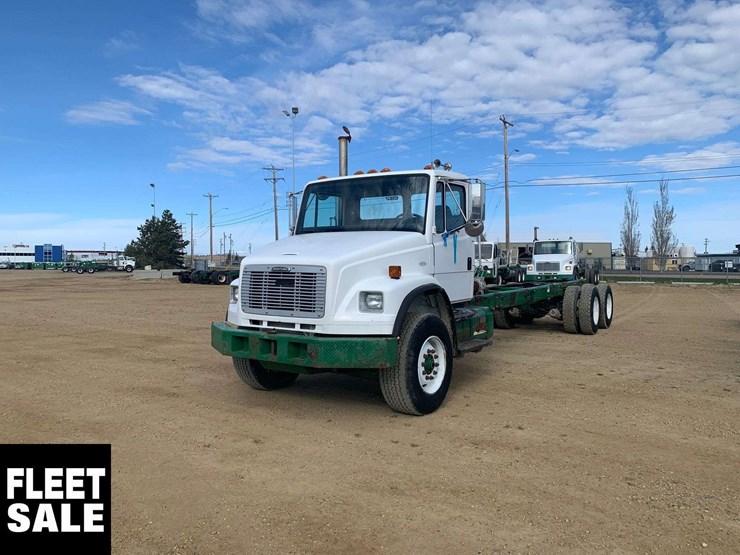 2003-freightliner-fl106-image-1