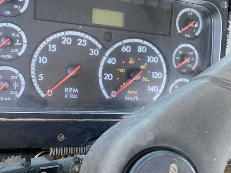 2001-freightliner-fl106-image-20