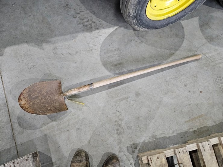 #6217-•-wood-handled-shovel-image-1