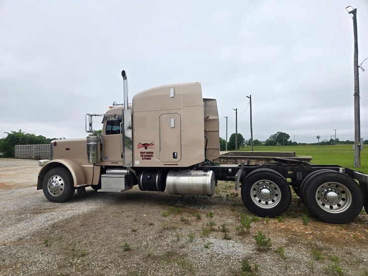 2016-peterbilt-389-image-9