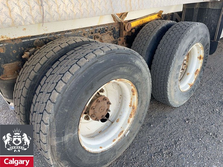 2015-freightliner-114sd-image-12
