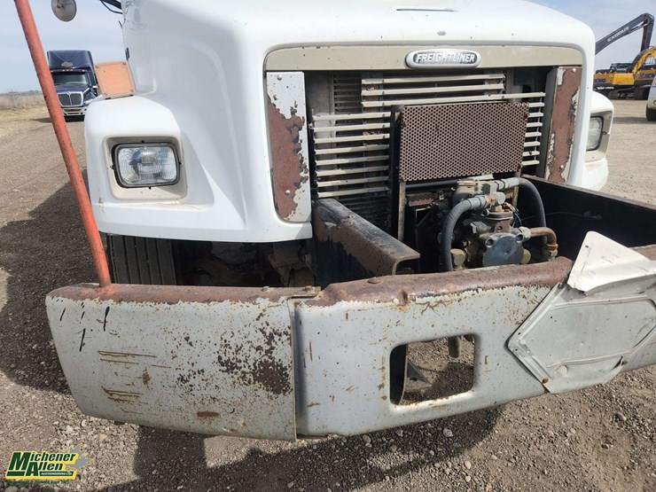 1999-freightliner-fl70-image-31