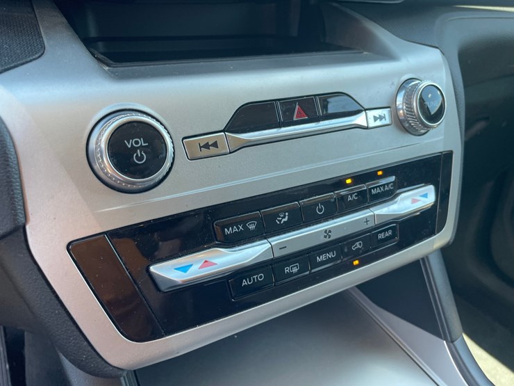 2022-ford-explorer-image-32