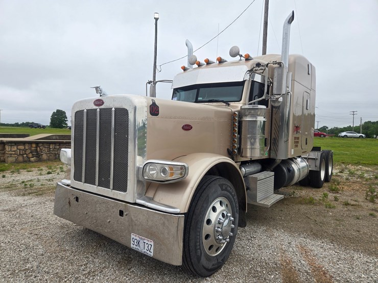 2016-peterbilt-389-image-2