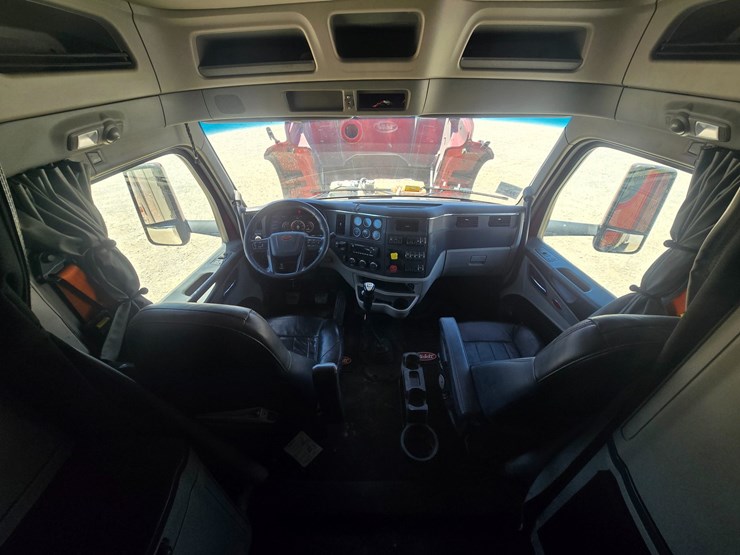 2023-peterbilt-567-image-76