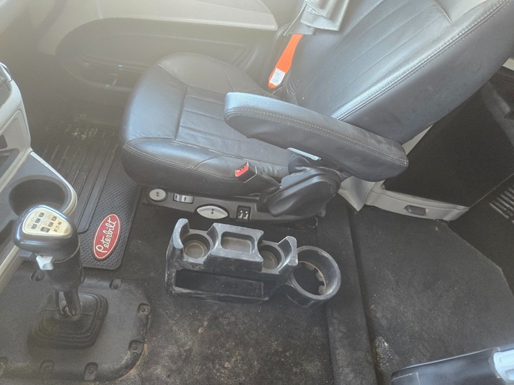 2023-peterbilt-567-image-70