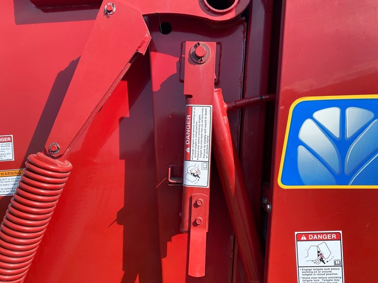 new-holand-7050-4x4-rd-baler-image-25