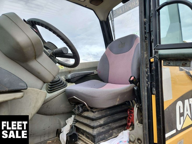 2005-caterpillar-th580b-image-13