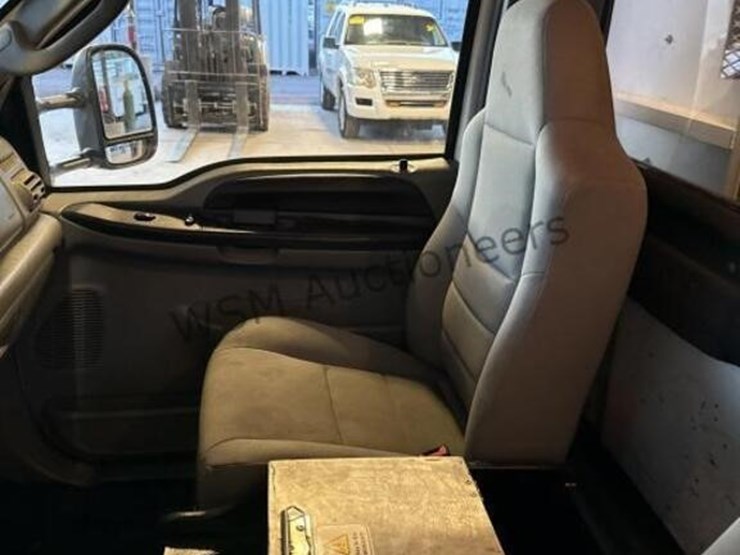 2005-ford-f550-image-23