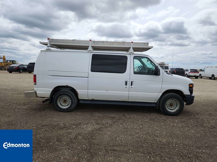 2014-ford-cargo-image-24