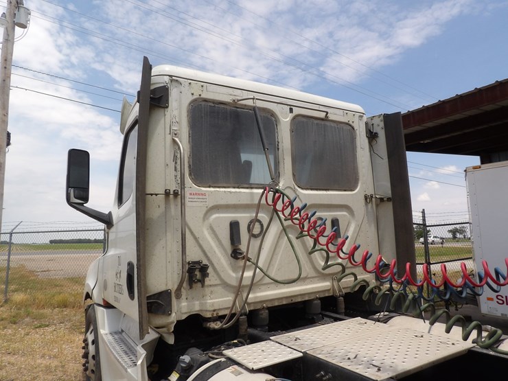 2019-freightliner-cascadia-126-image-16