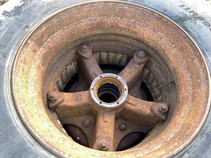 4---dayton-hubs-with-11r22.5-tires-image-5