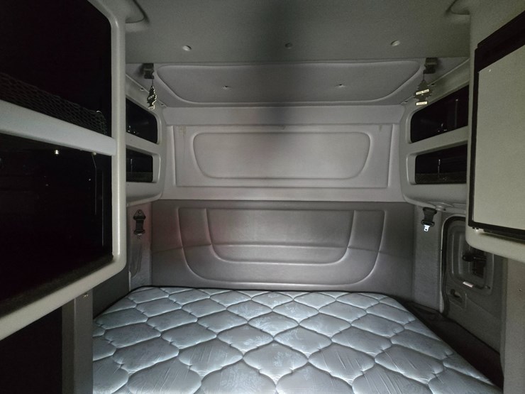 2016-peterbilt-389-image-67