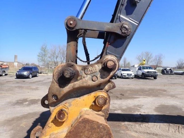 2017-deere-250g-lc-image-26