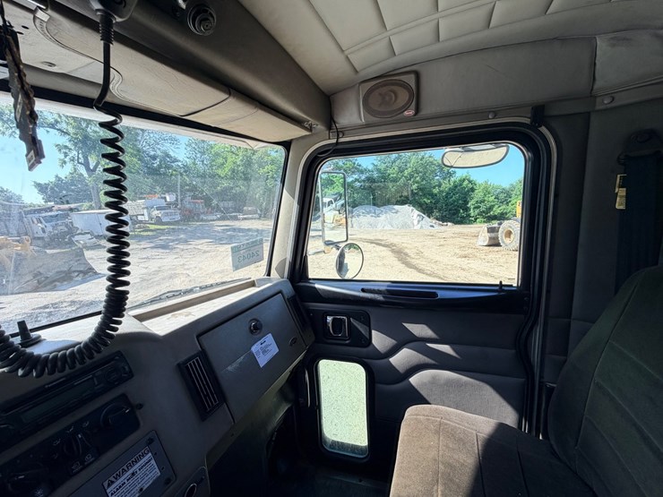 2006-peterbilt-335-image-41