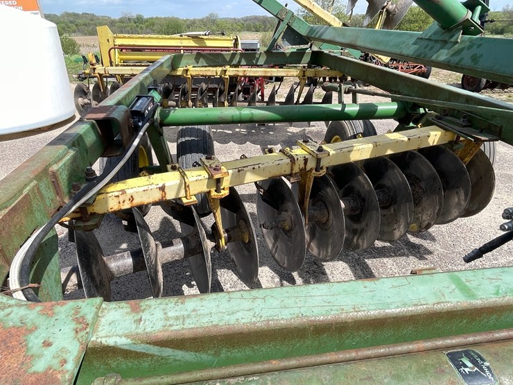 john-deere-220-image-24