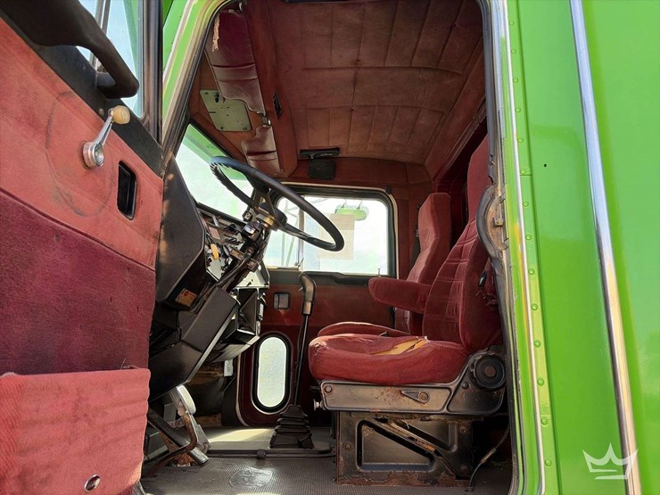 1994-peterbilt-377-image-13