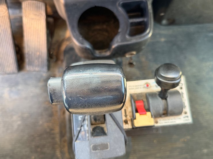 2006-peterbilt-335-image-43