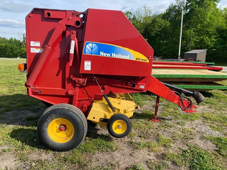 new-holand-7050-4x4-rd-baler-image-2