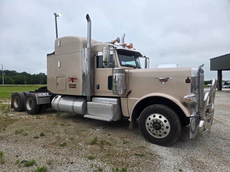 2016-peterbilt-389-image-26