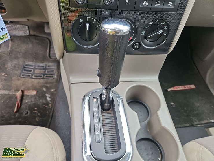 ford-explorer-sport-trac-image-25
