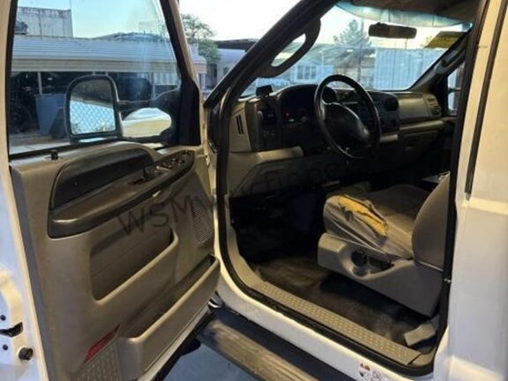 2005-ford-f550-image-25