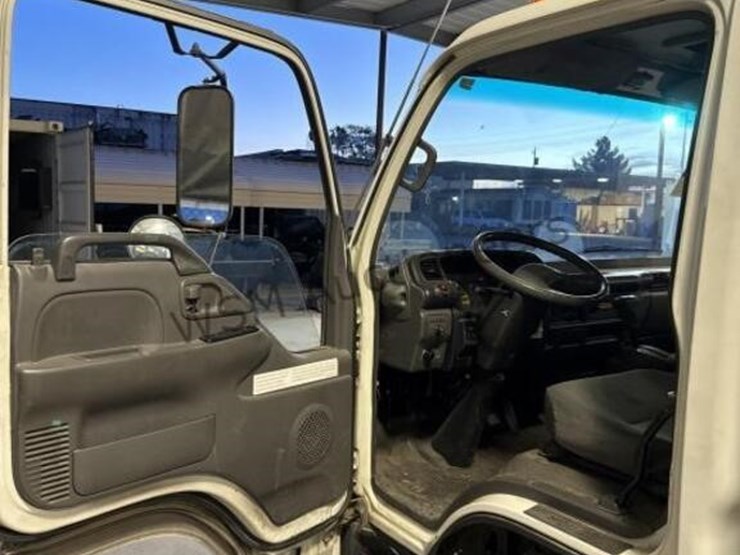 2005-isuzu-npr-image-27