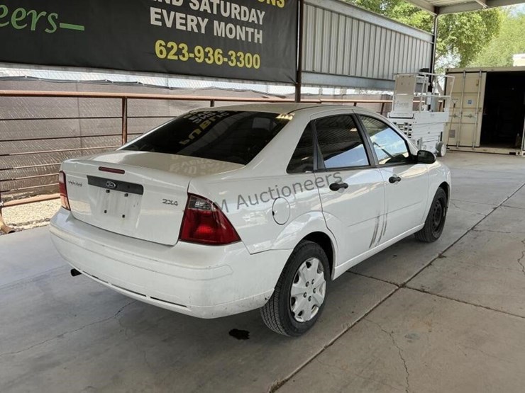 2005-ford-focus-sdn-image-7