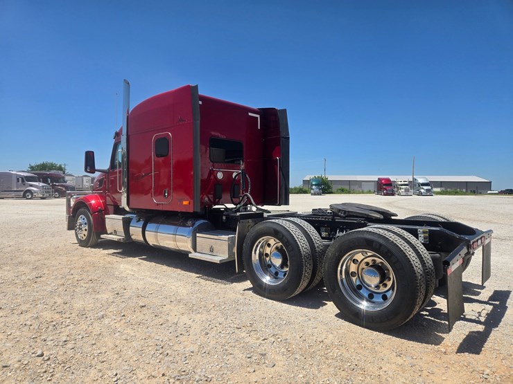 2023-peterbilt-567-image-12