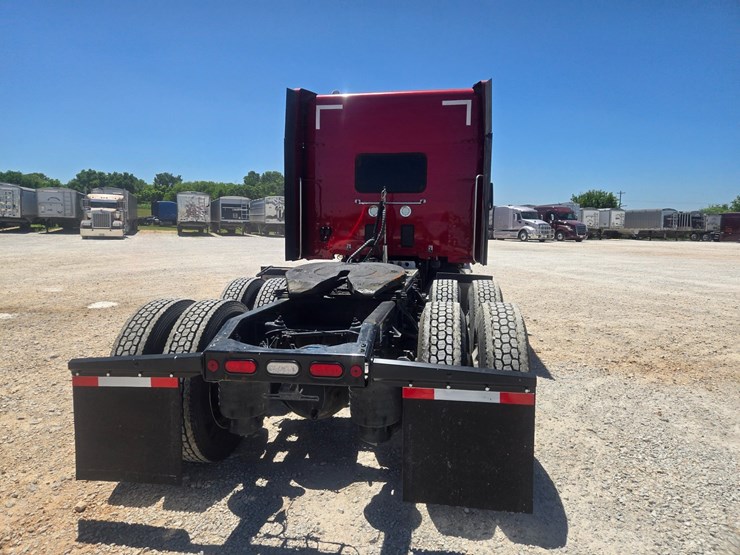 2023-peterbilt-567-image-16