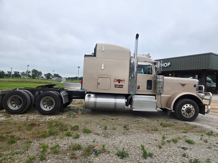 2016-peterbilt-389-image-22