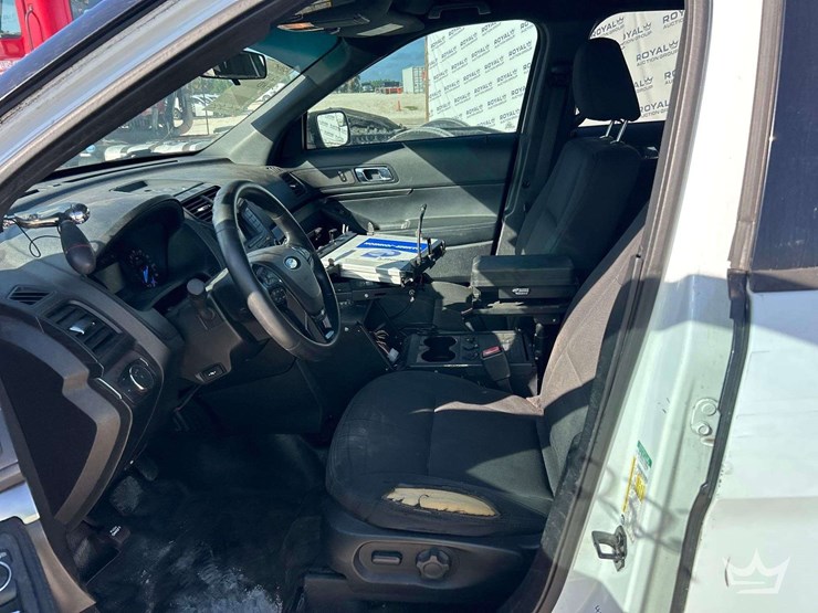 2016-ford-explorer-image-12