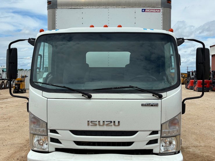 2019-isuzu-npr-image-2
