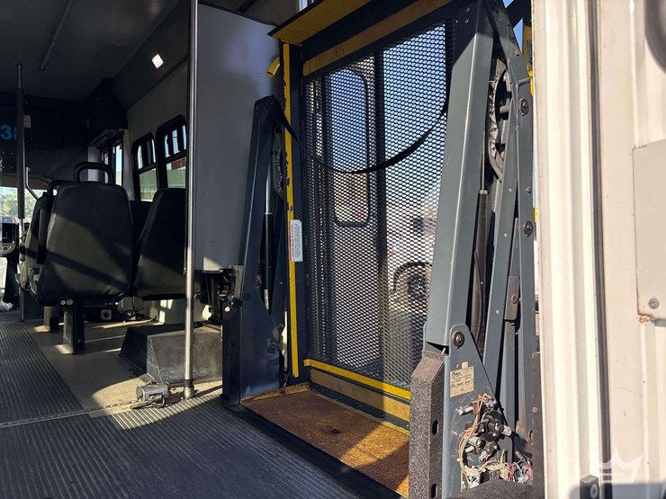 2014-chevrolet-express-shuttle-bus-image-19