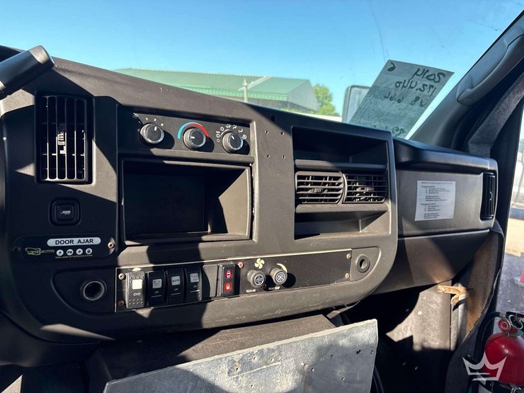 2014-chevrolet-express-shuttle-bus-image-12