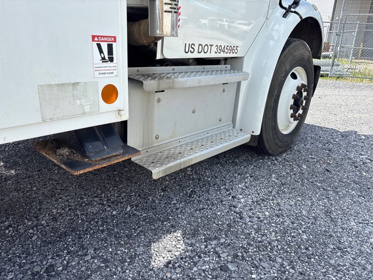 2020-freightliner-m2-106-image-10
