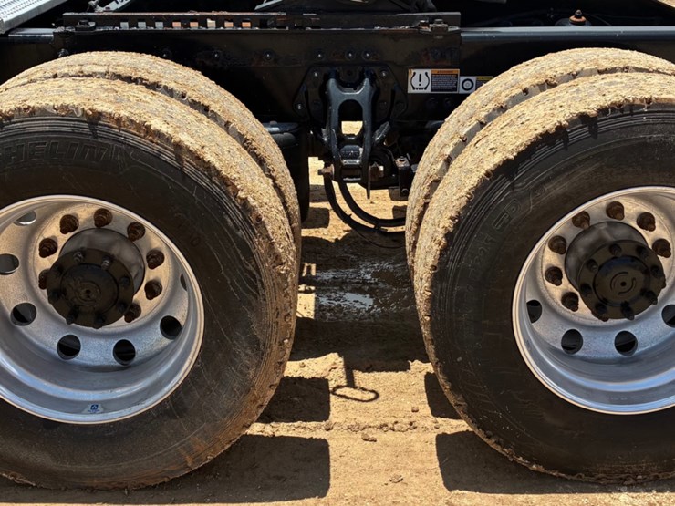 2019-peterbilt-579-image-14