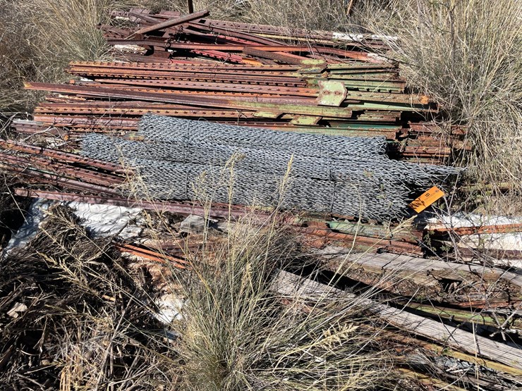 #1027-•-6'-t-posts-and-fence-staves-image-1