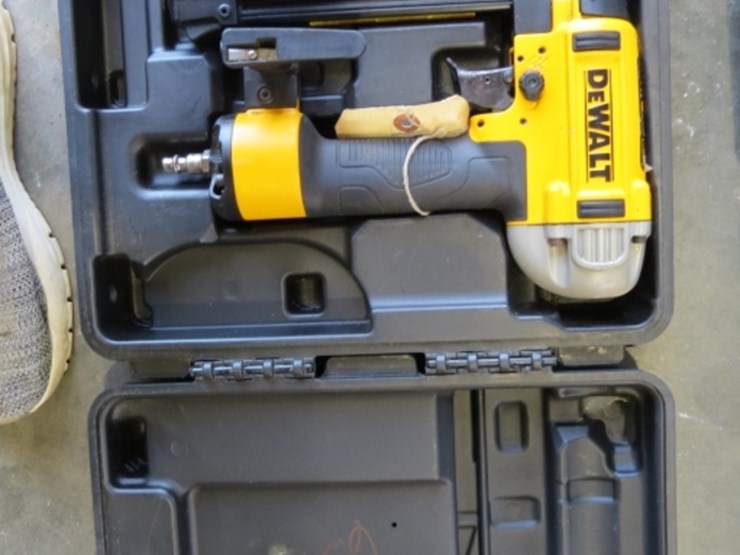 dewalt-dwfp12233-pneumatic-brad-nailer-image-1