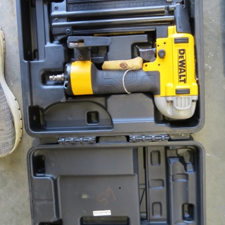 DEWALT DWFP12233 PNEUMATIC BRAD NAILER