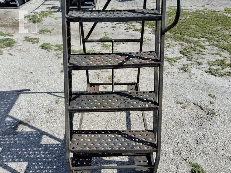 metal-stairway-w/wheels-image-2