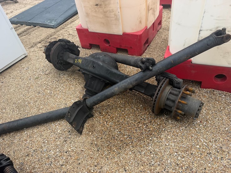 #1664-•-2006-toyota-hino-box-truck-rear-end-and-drive-shaft-image-1