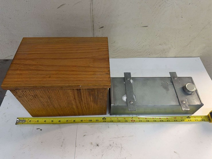 wooden-box-with-lid-and-metal-tank-image-3