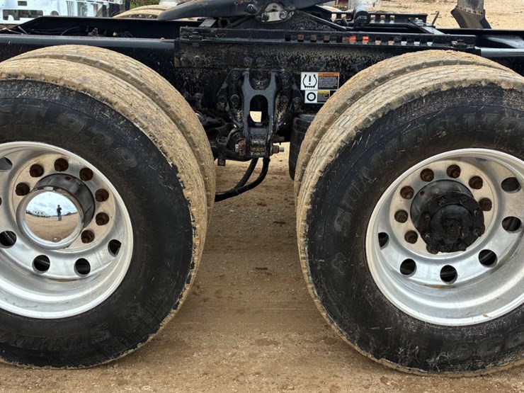 2019-peterbilt-579-image-14