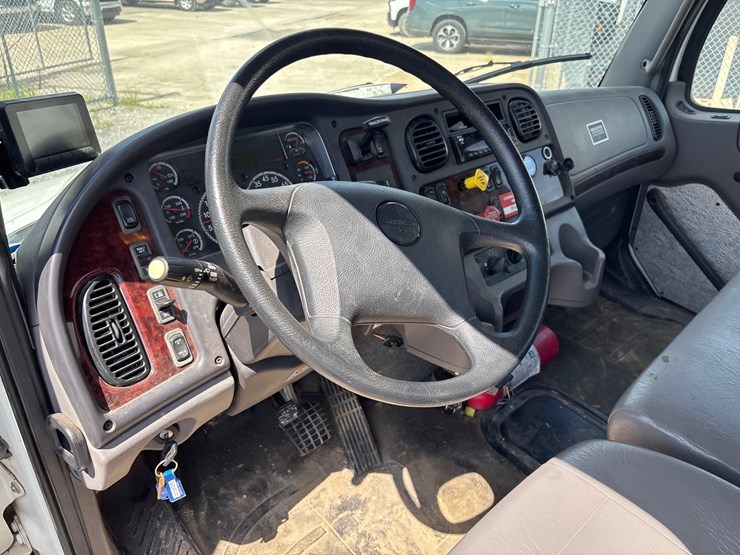 2020-freightliner-m2-106-image-15