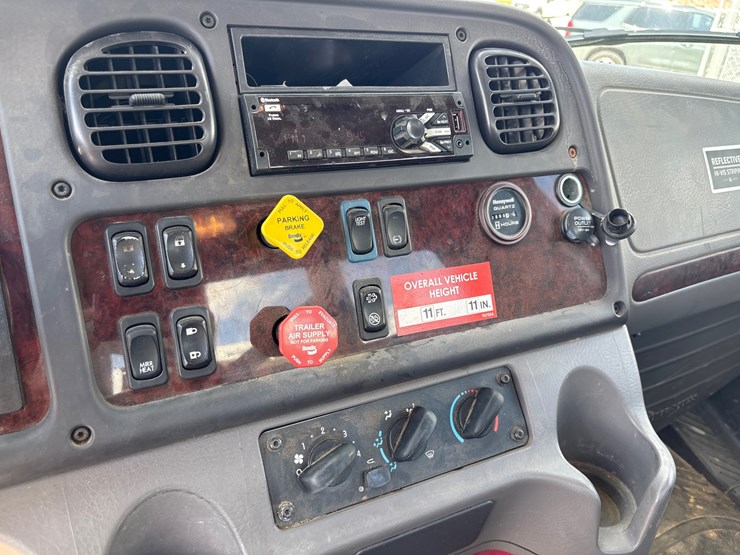 2020-freightliner-m2-106-image-21