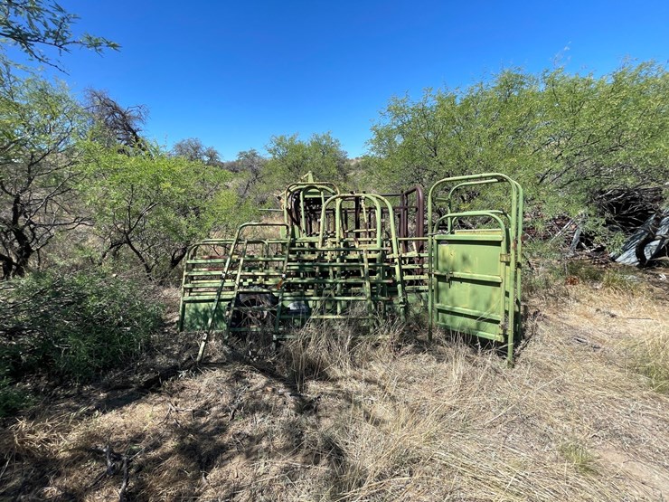 #1023-•-powder-river-cattle-chute-with-arch-frames-image-1