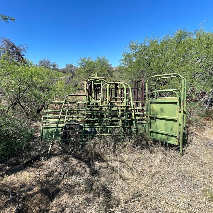 #1023 • Powder River Cattle Chute with Arch Frames